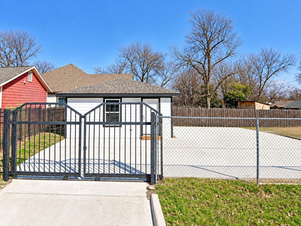 2102 E Overton Road B, Dallas, TX 75216 — photo 1