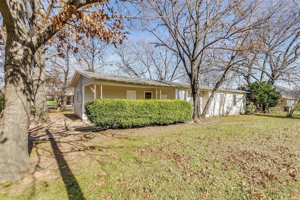 400 E Liberty Street, Pilot Point, TX 76258 — photo 1