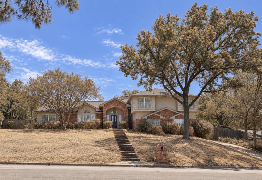 3209 Woodford Drive, Arlington, TX 76013 — photo 1