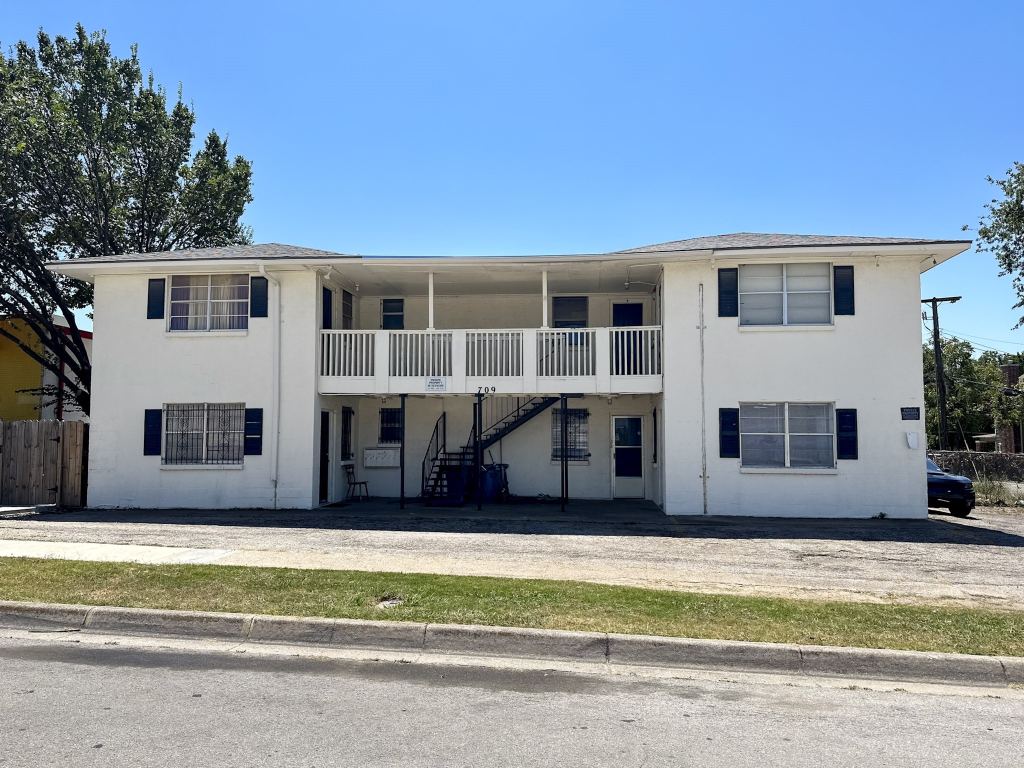 709 W Richmond Avenue 2, Fort Worth, TX 76110 — photo 1