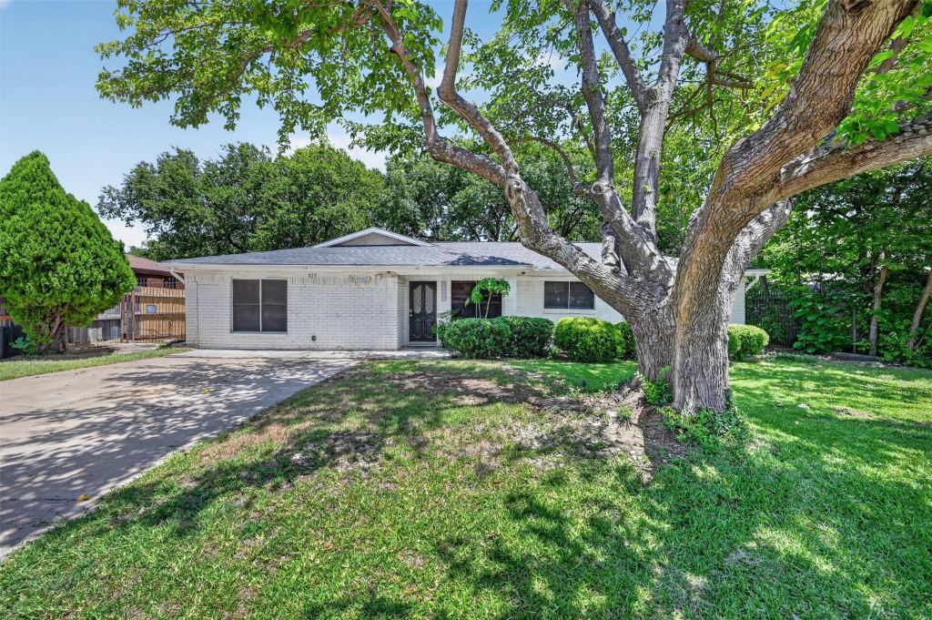 423 Mckown Drive, Mansfield, TX 76063 — photo 1