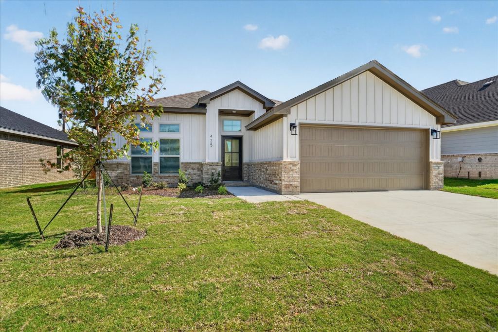 425 Rose Avenue, Cleburne, TX 76033 — photo 1