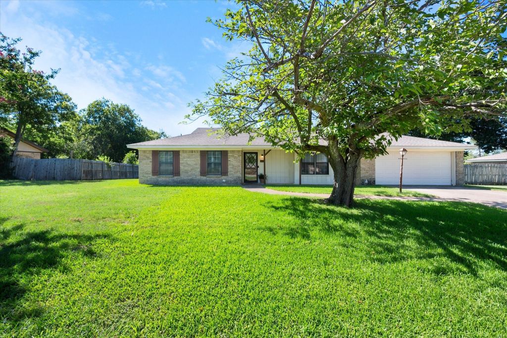 313 Wesley, Corsicana, TX 75110 — photo 1