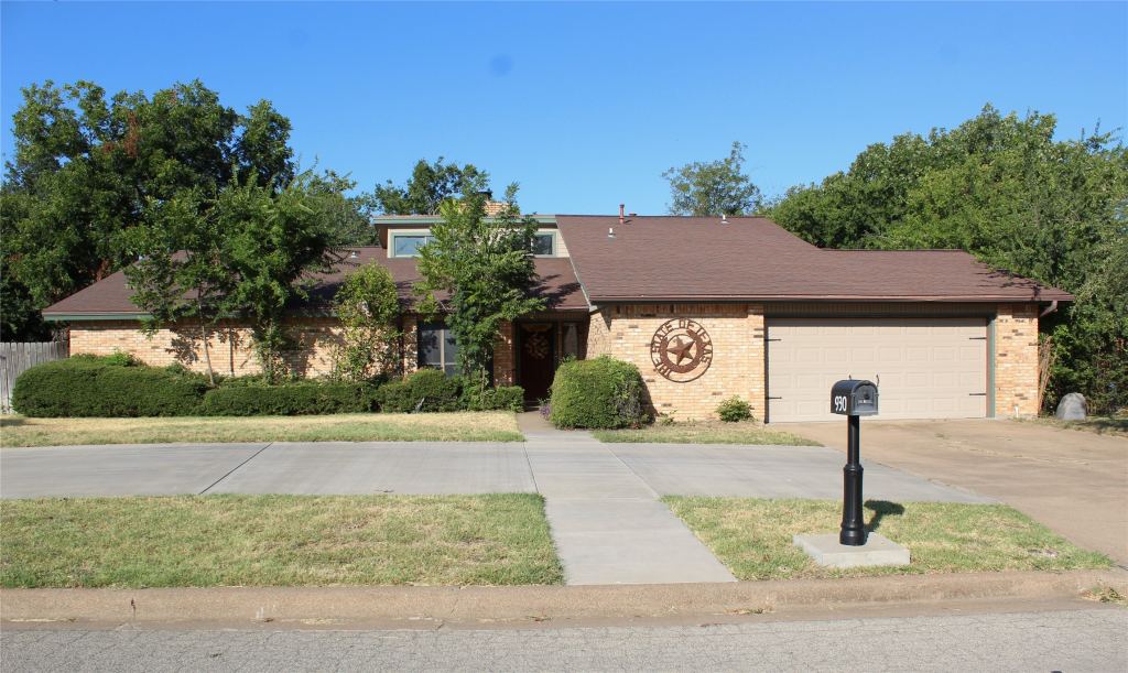 930 N Lydia Street, Stephenville, TX 76401 — photo 1