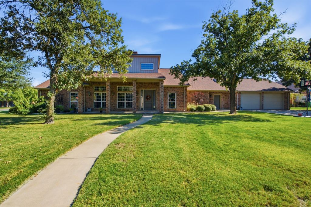 800 Cottonwood Court, Stephenville, TX 76401 — photo 1