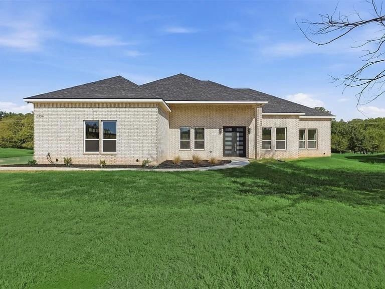 2304 Candlestick Drive, Granbury, TX 76049 — photo 1