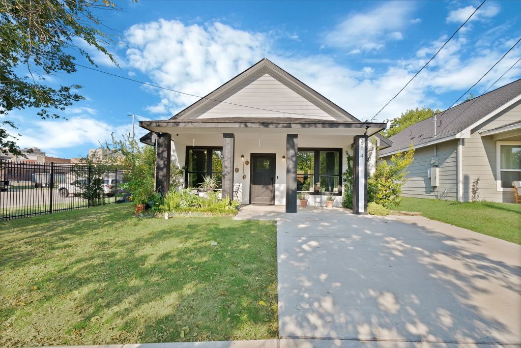 2214 Gordon Street, Greenville, TX 75401 — photo 1