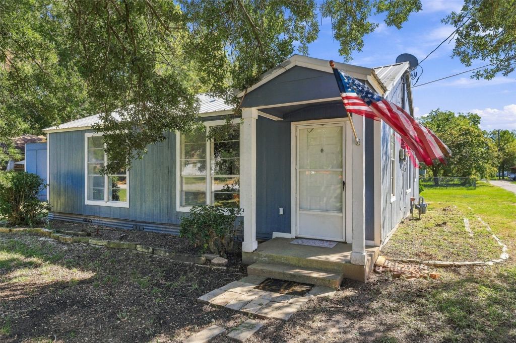 2530 W Elm Street, Denison, TX 75020 — photo 1
