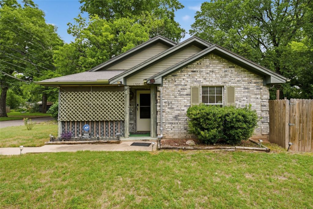 1300 Spring Street, Waco, TX 76704 — photo 1