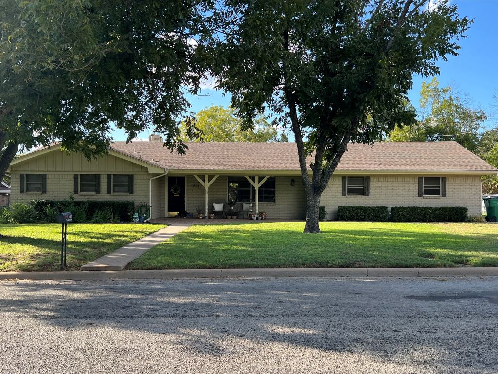 1811 W Overhill Drive, Stephenville, TX 76401 — photo 1