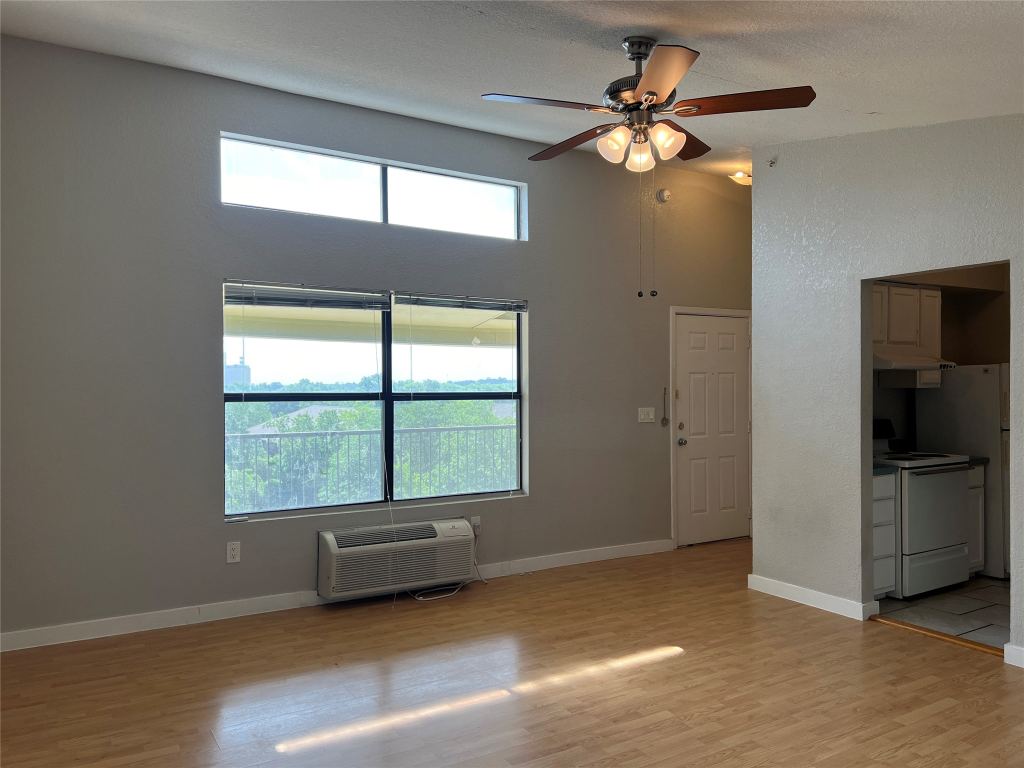 701 W Sycamore Street 303, Denton, TX 76201 — photo 1