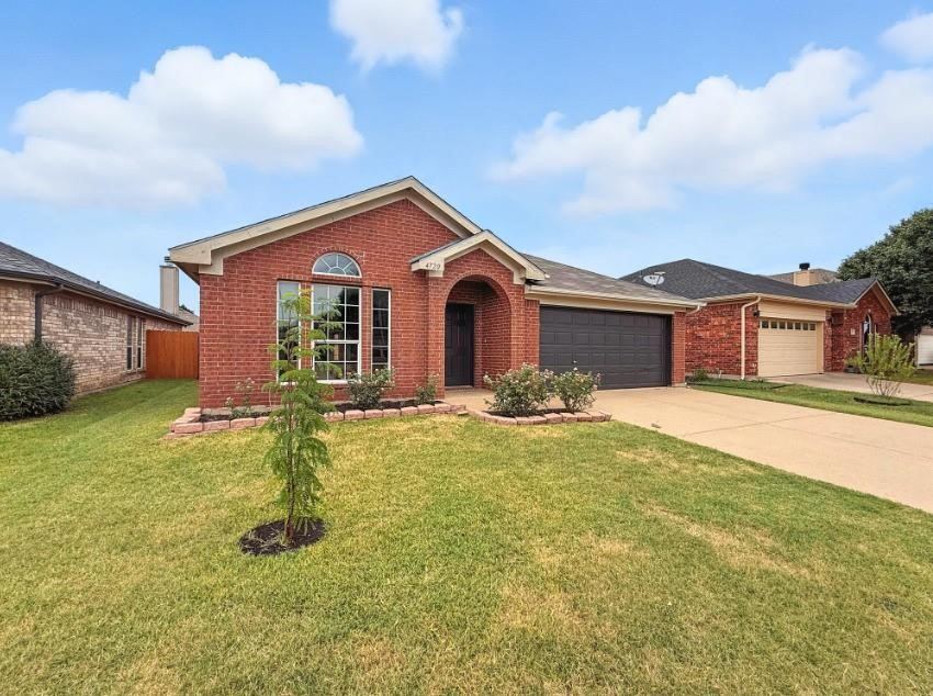 4720 Topaz Lane, Granbury, TX 76049 — photo 1