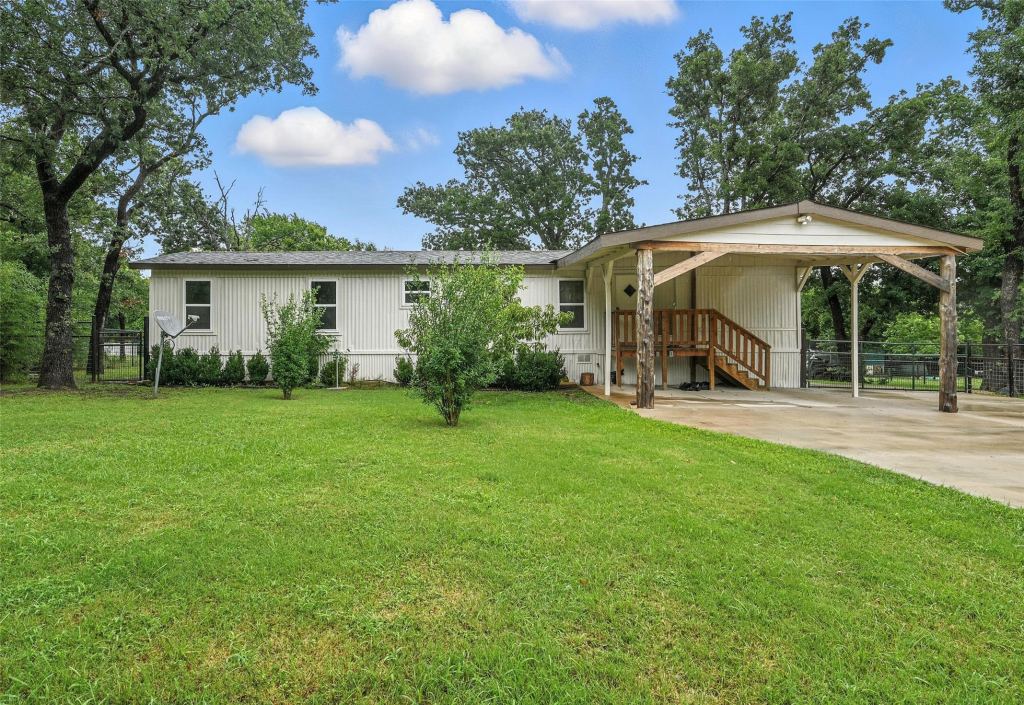525 Surrey Lane, Burleson, TX 76028 — photo 1