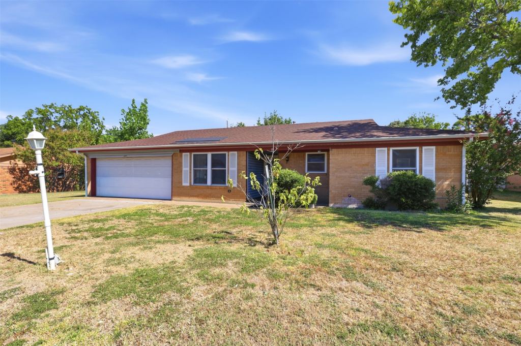 2107 10th Street, Mineral Wells, TX 76067 — photo 1