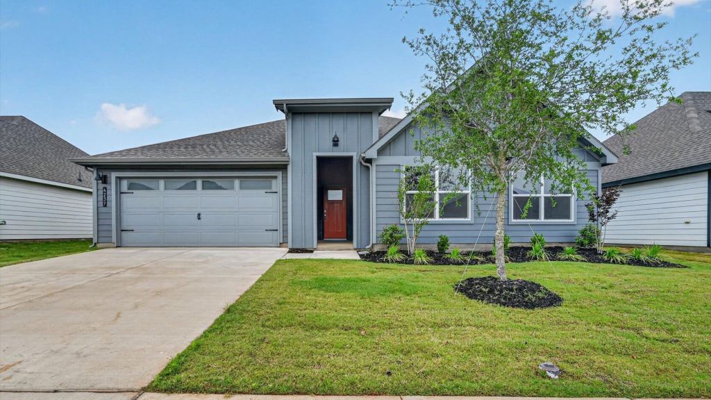 207 SANDSTONE Circle, Granbury, TX 76048 — photo 1