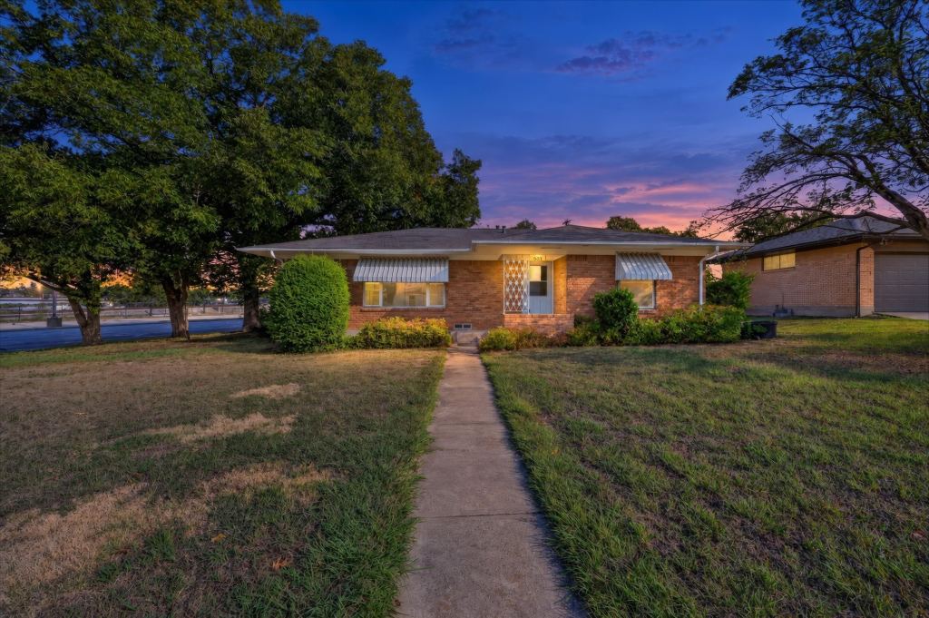 301 Hillcrest Avenue, Richardson, TX 75081 — photo 1