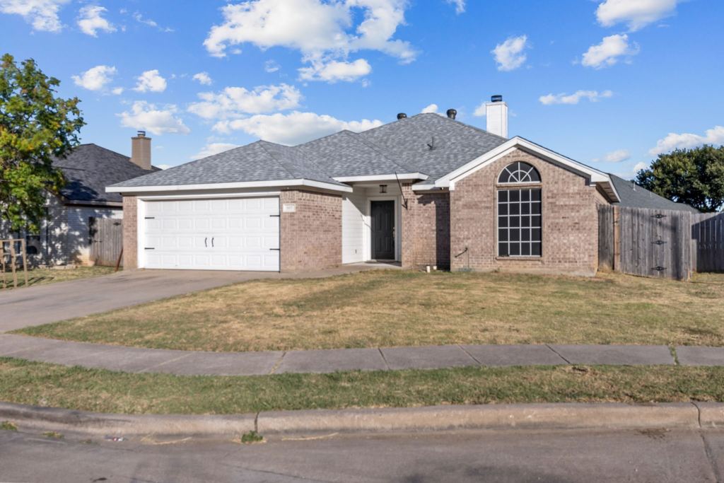 607 Meadowbrook Drive, Burleson, TX 76028 — photo 1