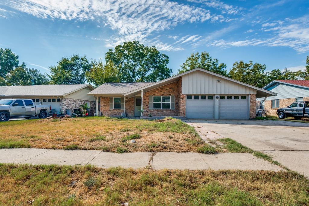 213 W Dorris Drive, Grand Prairie, TX 75051 — photo 1