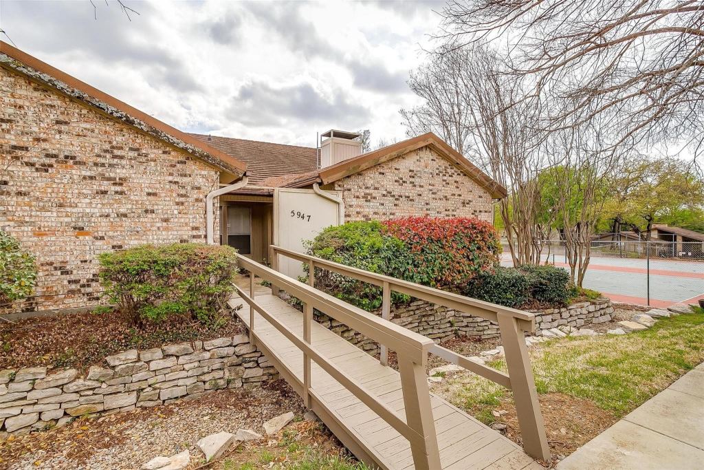 5947 Chimney Wood Circle, Fort Worth, TX 76112 — photo 1