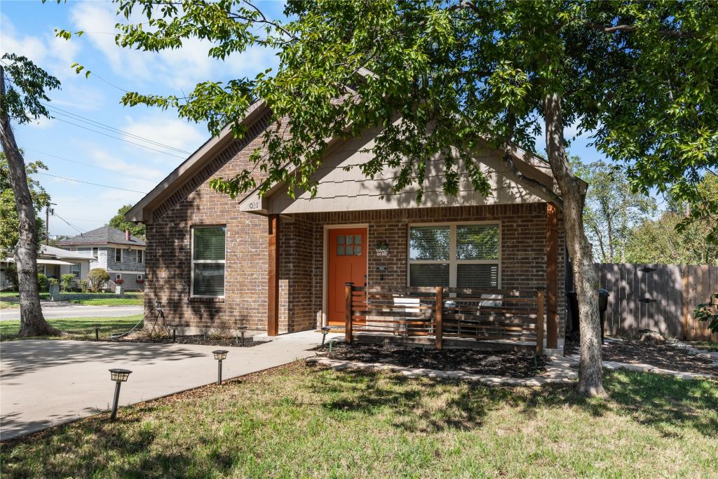 1031 W Gandy Street, Denison, TX 75020 — photo 1