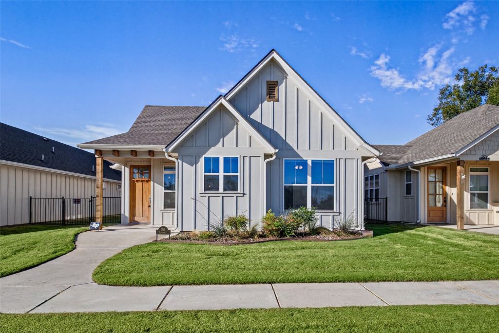 505 Eastpark Lane, Granbury, TX 76049 — photo 1