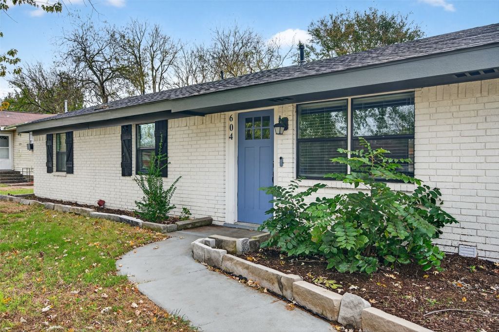 604 E Summit Street, Sherman, TX 75090 — photo 1