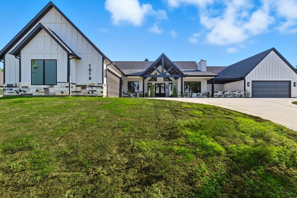 1019 Glenoaks Drive, Weatherford, TX 76088 — photo 1