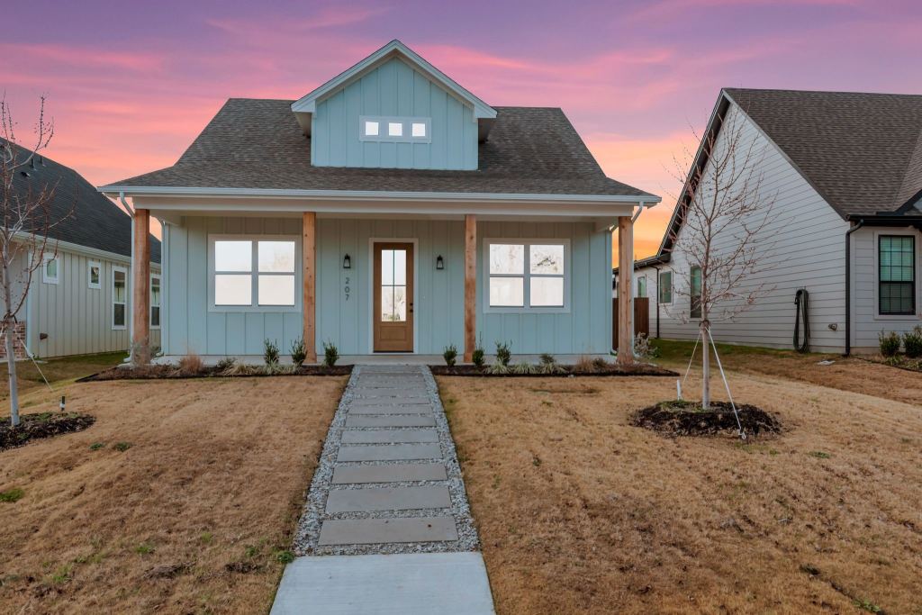 207 W 7th Street, Justin, TX 76247 — photo 1