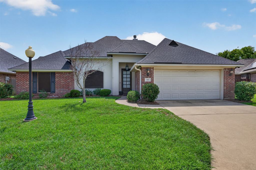323 Oakland Place