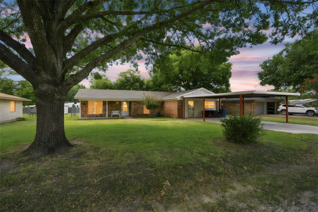 504 E Roosevelt Avenue, Whitney, TX 76692 — photo 1