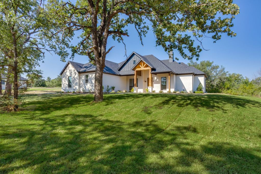 173 Oak Grove Way, Springtown, TX 76082 — photo 1