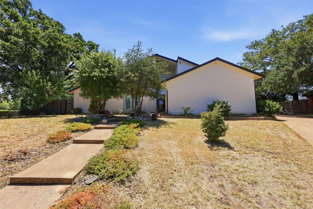 2700 Shadow Wood Court, Arlington, TX 76006 — photo 1