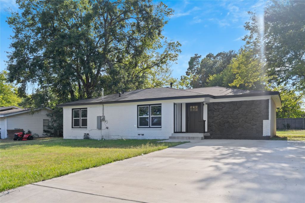 1613 Irwin Lane, Sulphur Springs, TX 75482 — photo 1