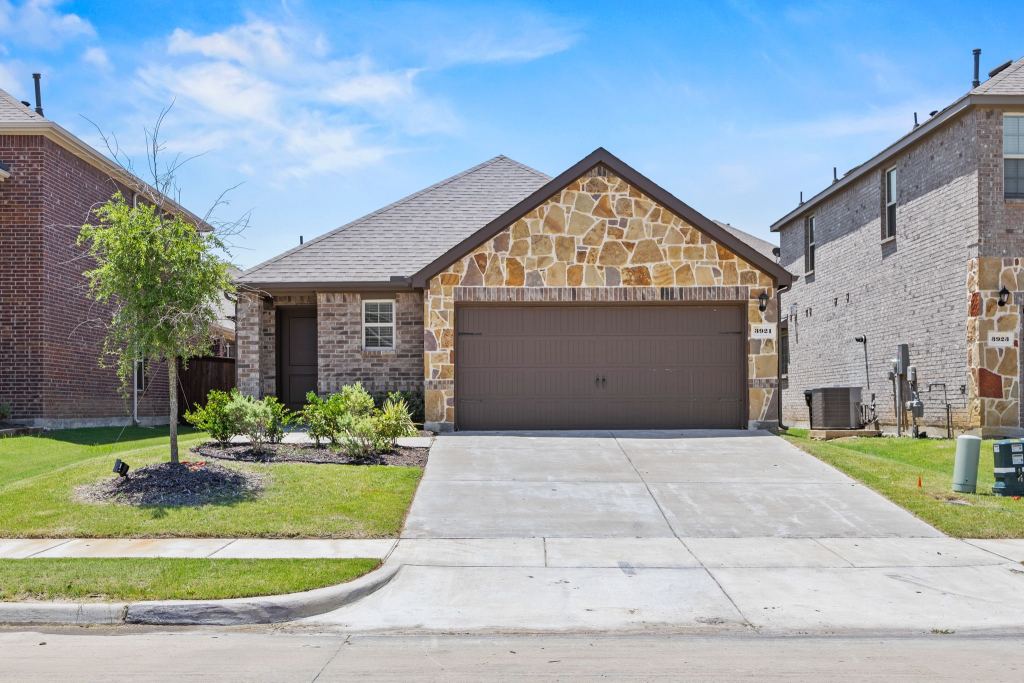 3921 Oak Creek Circle, Denison, TX 75020 — photo 1