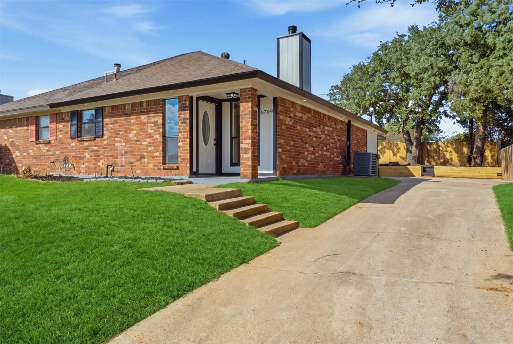 5709 Ranchogrande Drive, Arlington, TX 76017 — photo 1