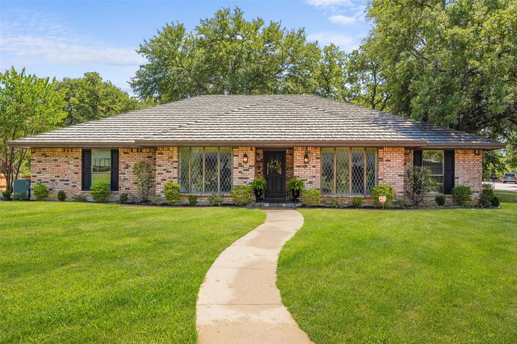 2323 Brookside Drive, Arlington, TX 76012 — photo 1