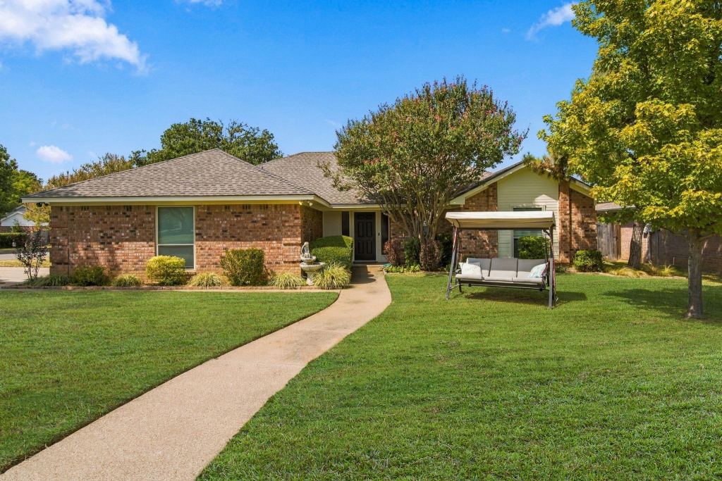 7101 Hazel Place, North Richland Hills, TX 76182 — photo 1