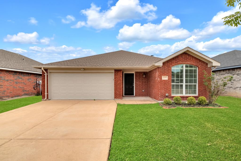 1039 Caliente Drive, Grand Prairie, TX 75051 — photo 1