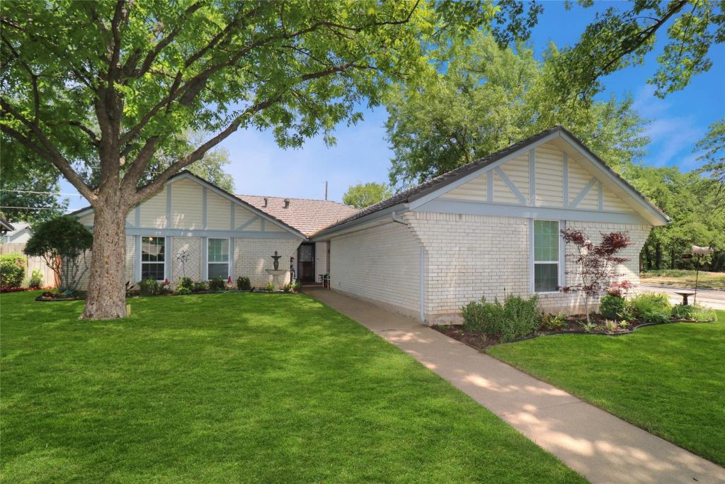 2001 Heather Way Drive, Arlington, TX 76012 — photo 1