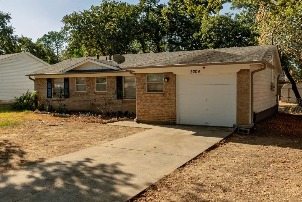 2204 Cales Drive, Arlington, TX 76013 — photo 1