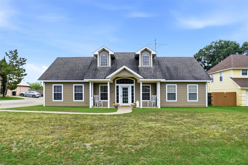 207 Bonita Drive, Granbury, TX 76049 — photo 1