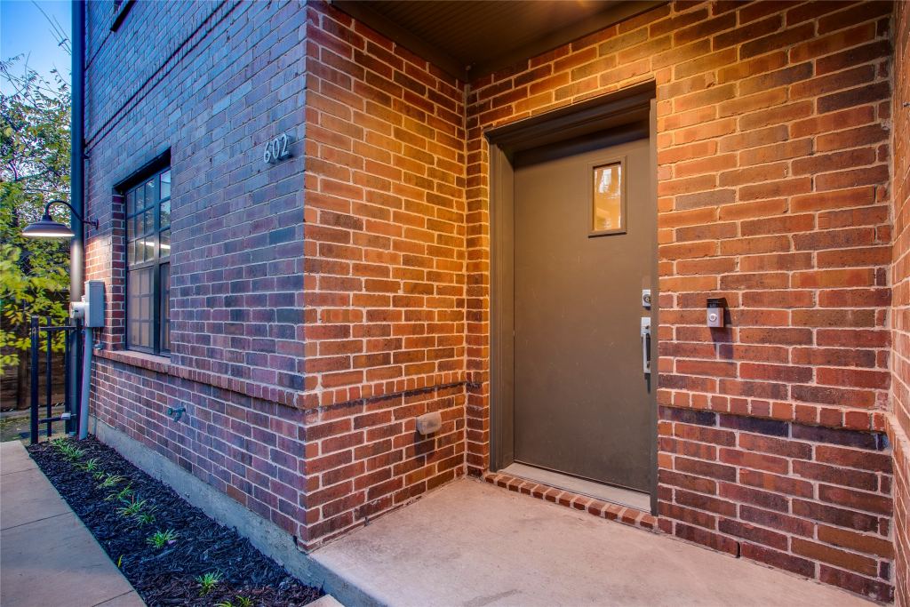 602 Finley Court, Dallas, TX 75208 — photo 1