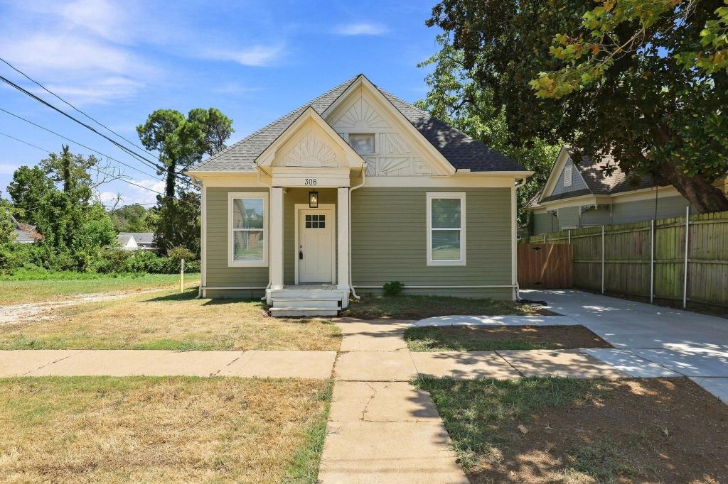 308 N 5th Avenue, Denison, TX 75021 — photo 1