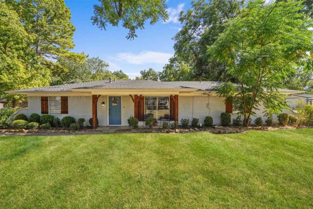 300 E Pecan Street, Aubrey, TX 76227 — photo 1