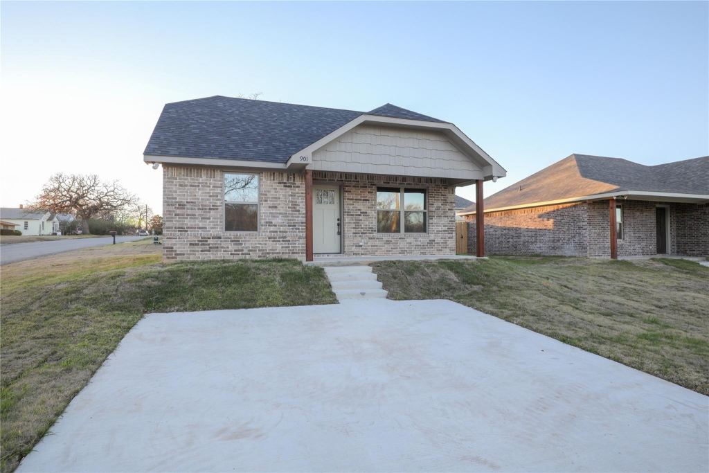 901 N Barrett Avenue, Denison, TX 75020 — photo 1
