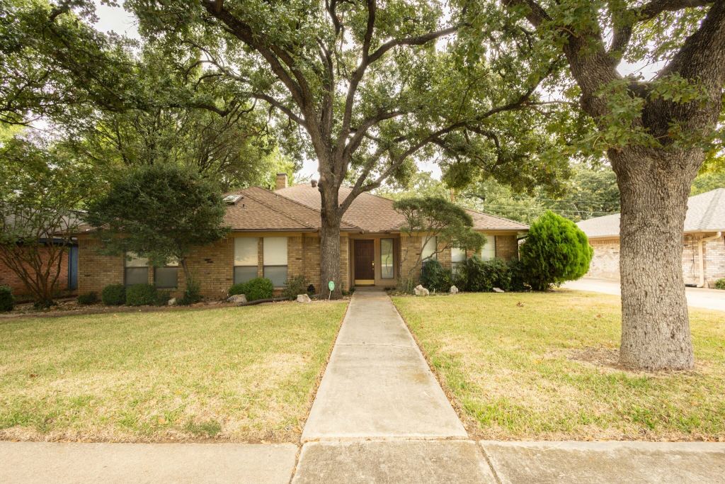 2818 N Creekwood Drive, Grapevine, TX 76051 — photo 1