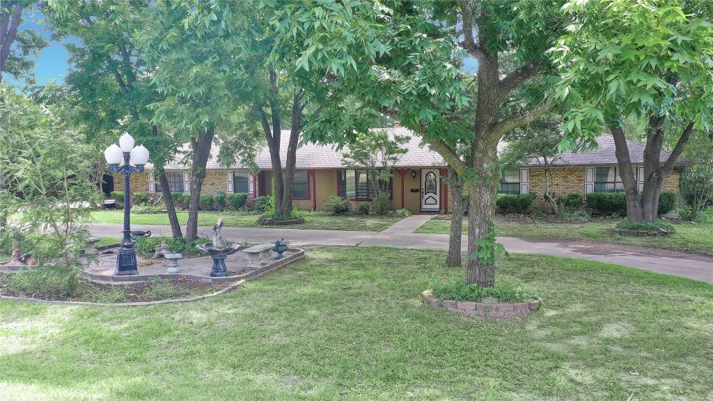 302 Wilcoxson Street, Farmersville, TX 75442 — photo 1