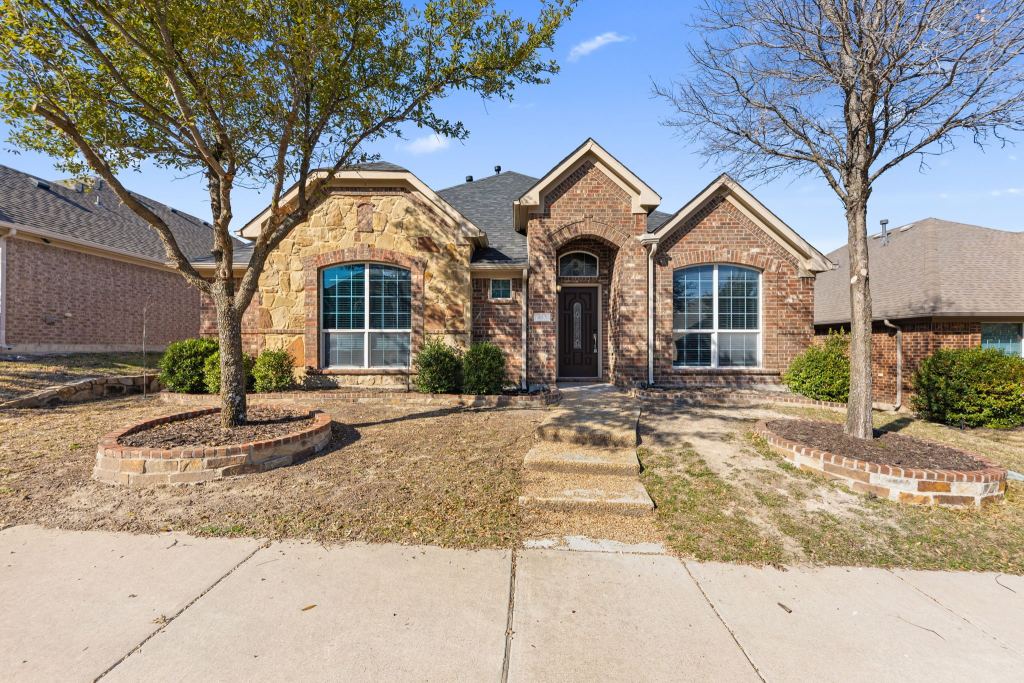 433 Castle Street, DeSoto, TX 75115 — photo 1