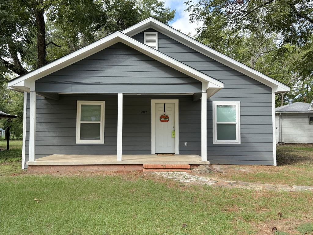 907 Davis Street S, Sulphur Springs, TX 75482 — photo 1