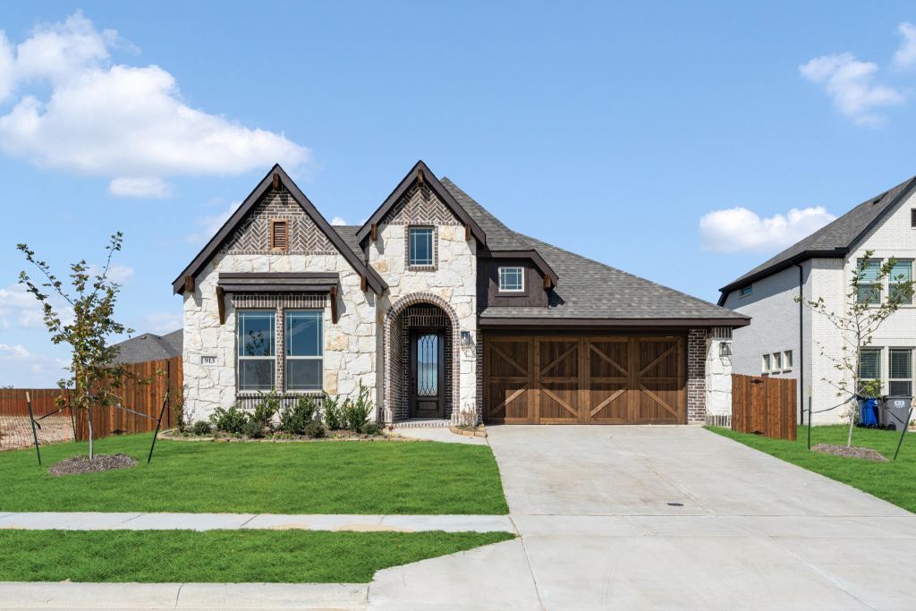 913 Endicott Drive, Red Oak, TX 75154 — photo 1